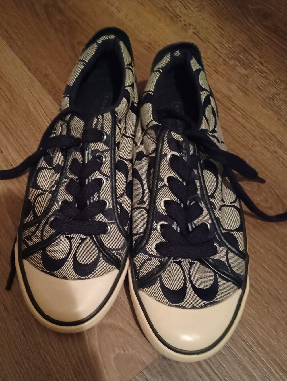 << Coach Lace-Up Sneakers in Black and Cream Signature Print Size 7